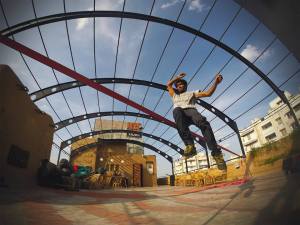 Samar slacklining in Pune (Photo: courtesy Samar Farooqui)