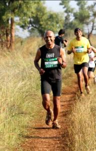 KC Kothandapani (foreground) and Thomas Bobby Philip (yellow T-shirt at the back) at the 2011 Bengaluru Ultra (Photo: courtesy Thomas Bobby Philip)