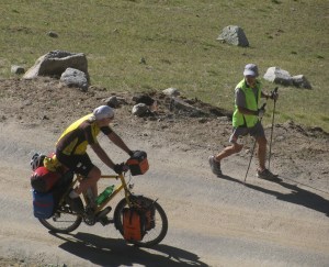 On the ascent to Wari La; Mark and Peter, the cyclist (Photo: Shyam G Menon)